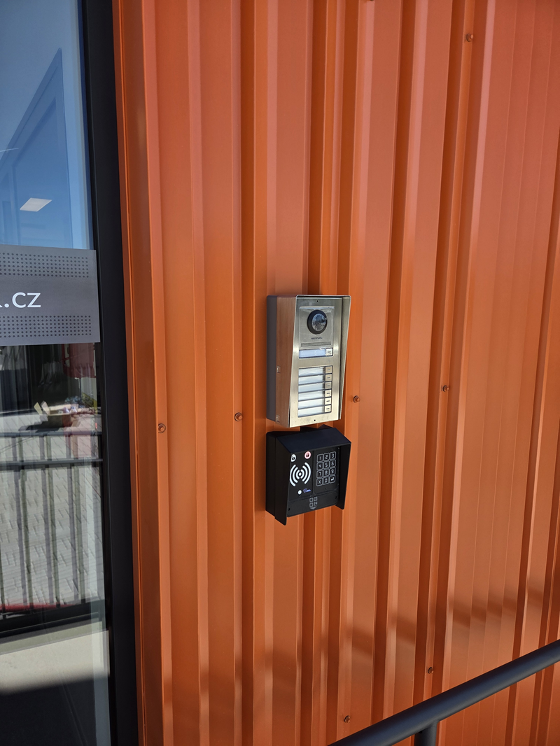 čtečka s QR, PIN a stříškou